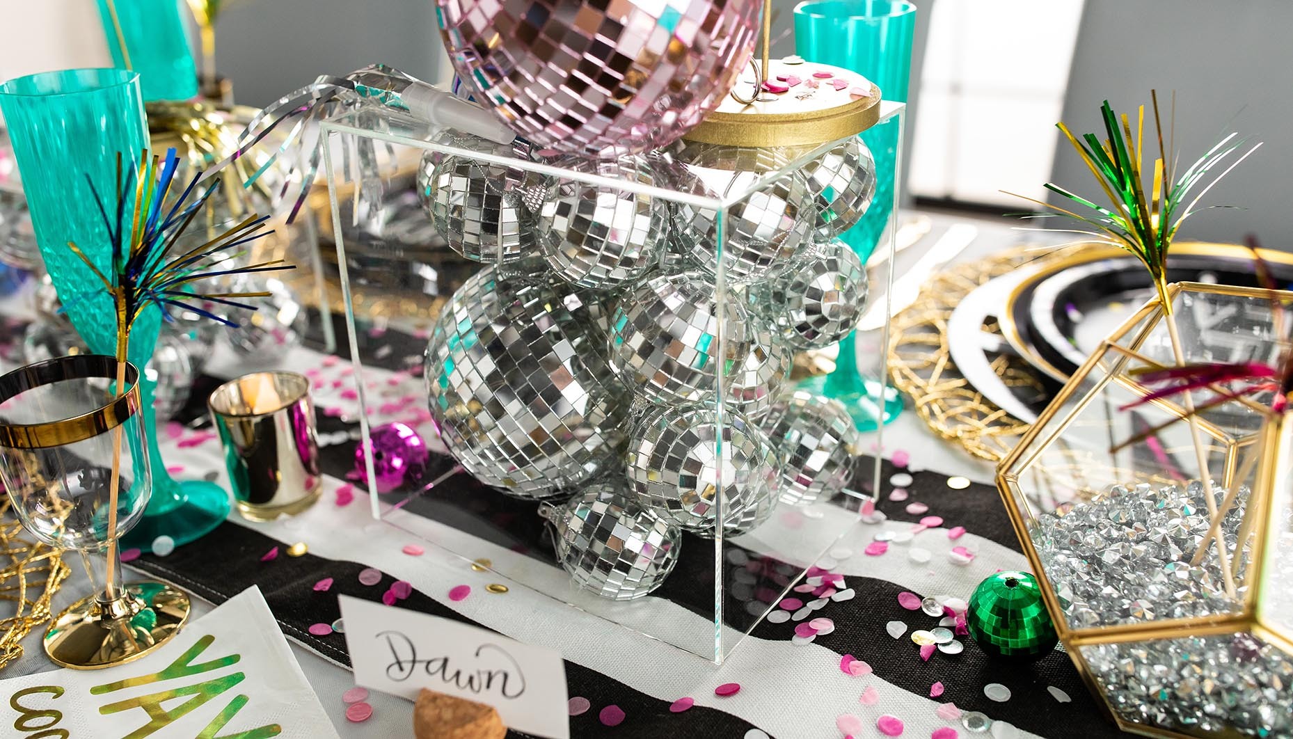 christmas-to-new-years-eve-transitional-tablescape-idea-13