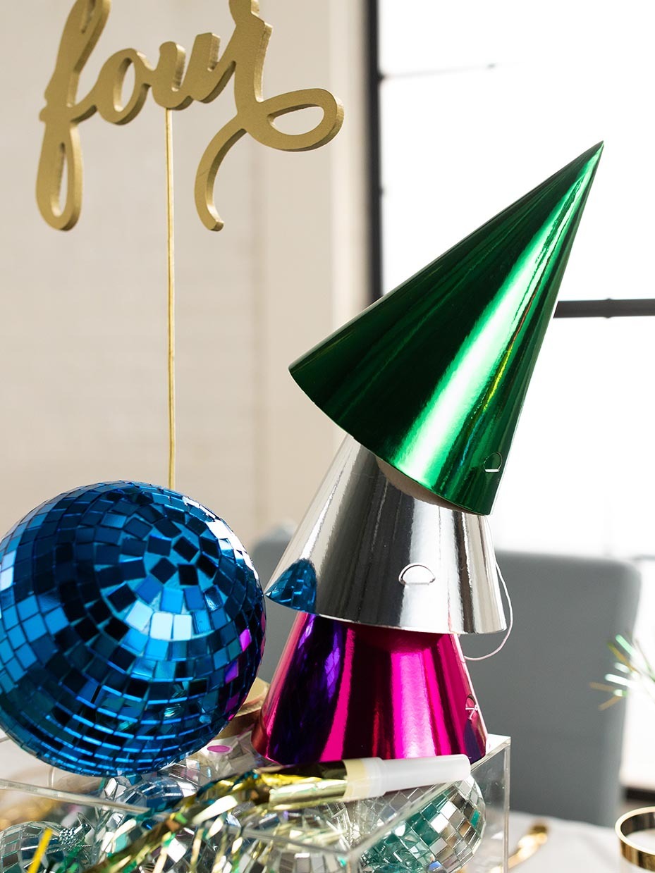 christmas-to-new-years-eve-transitional-tablescape-idea-14