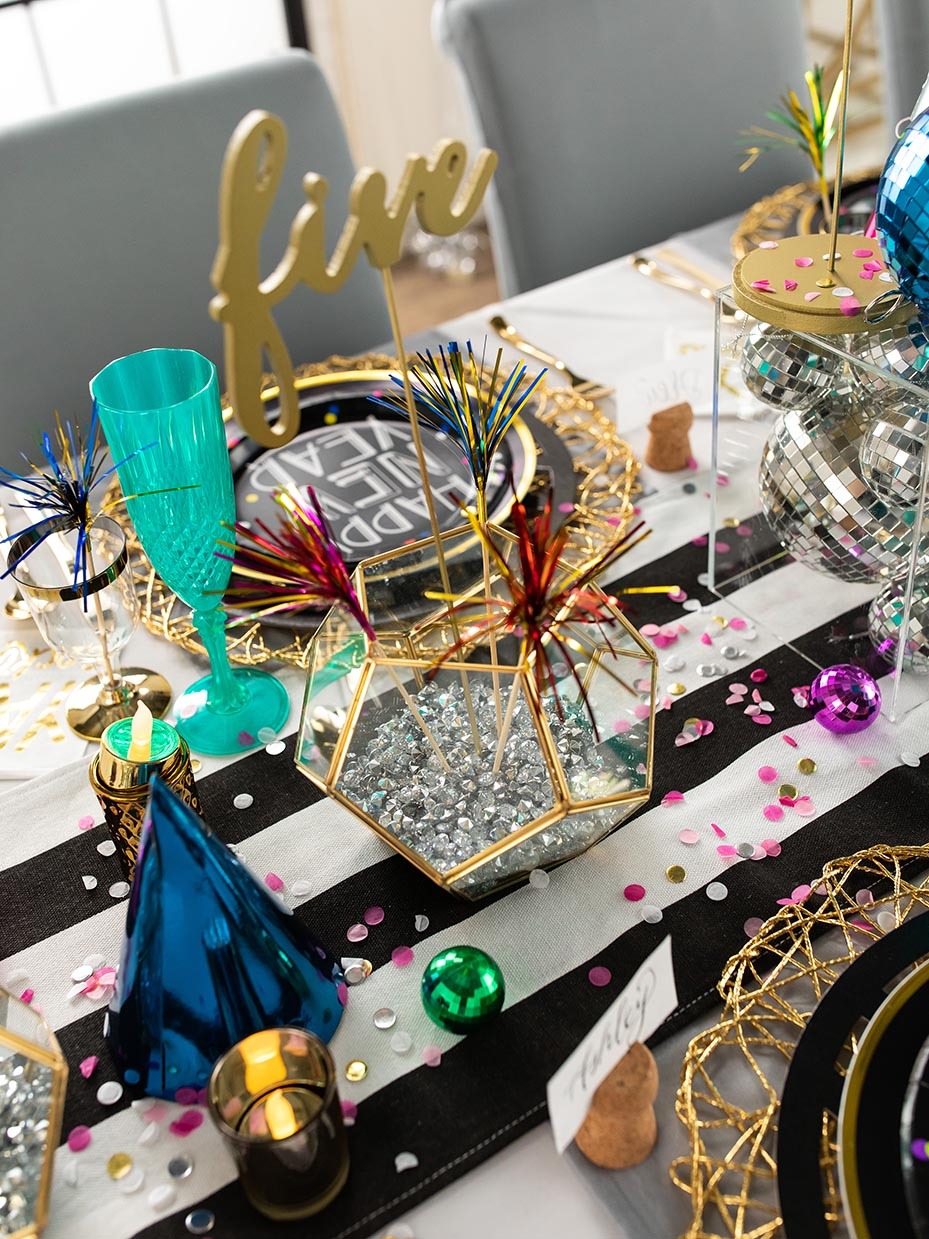christmas-to-new-years-eve-transitional-tablescape-idea-15