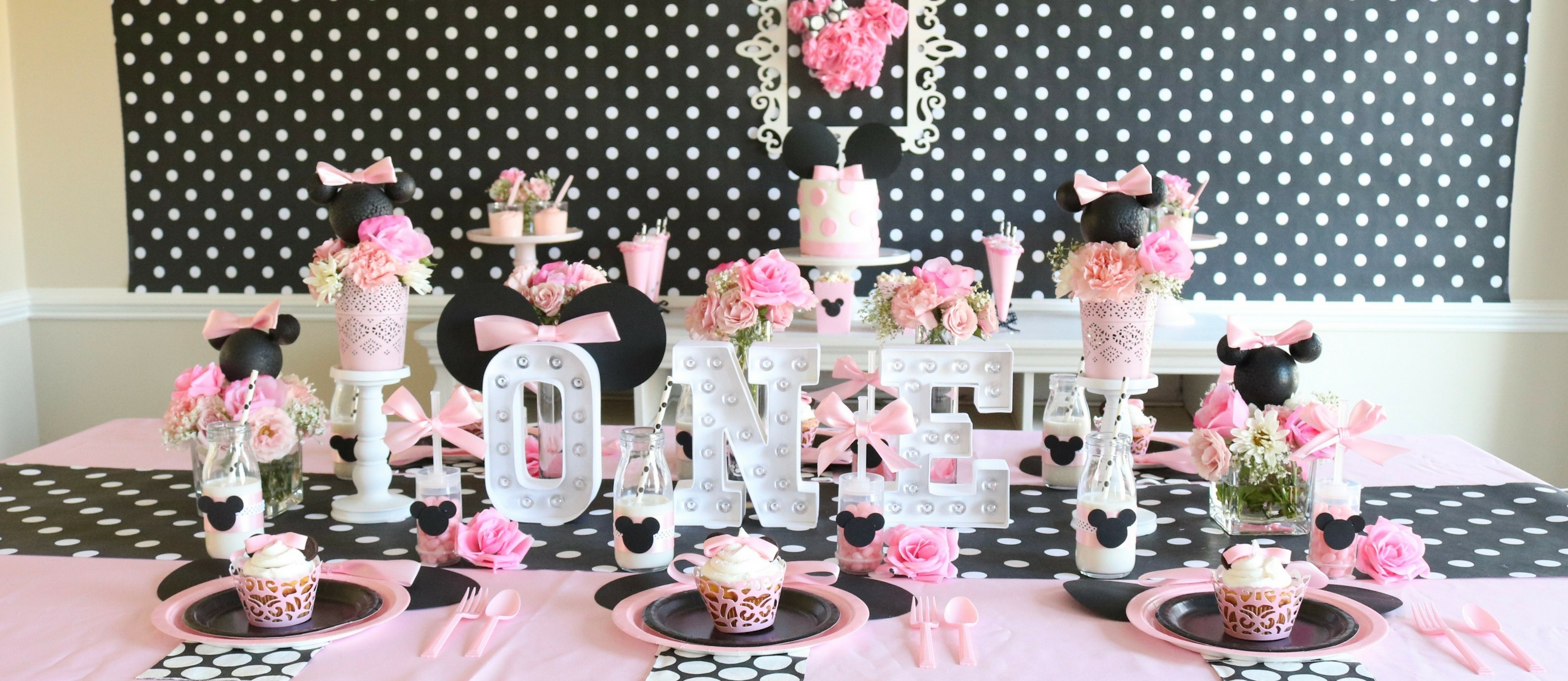 jump bearing Talk Minnie Mouse First Birthday Party | Fun365