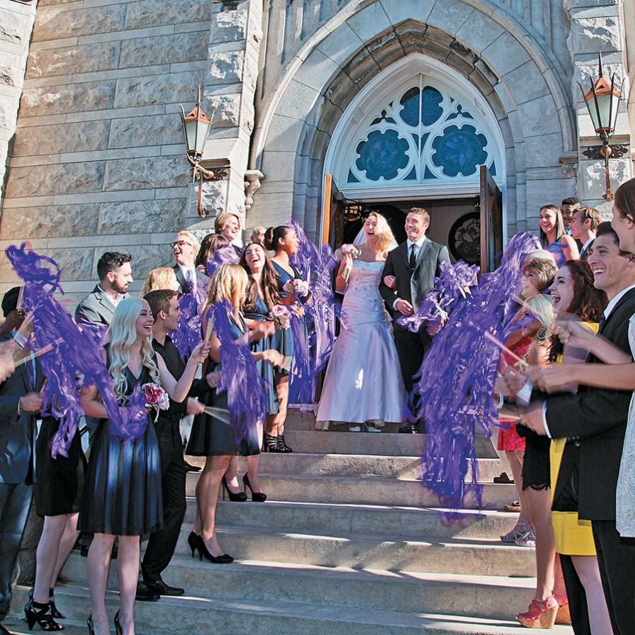 The Toss - Sending the Newlyweds Off in Style