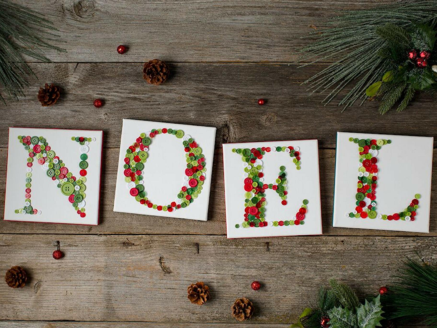Noel Button Canvas Decor Idea