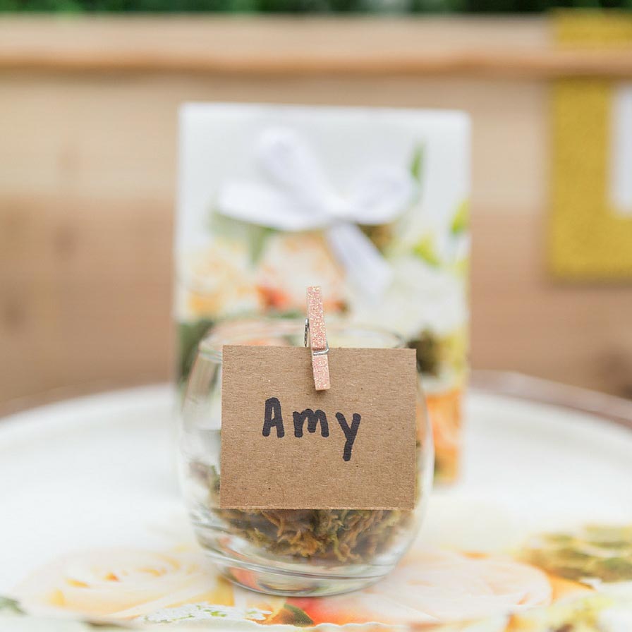 DIY Glitter Place Cards | Fun365