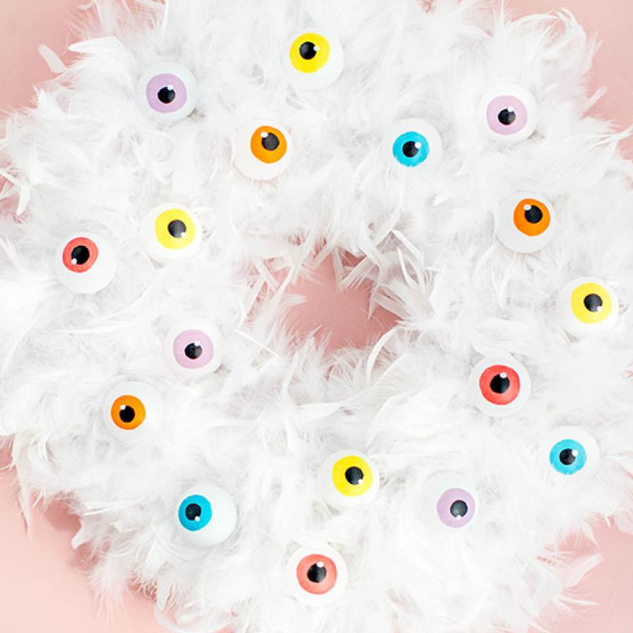 DIY Cartoon Eyeball Halloween Wreath