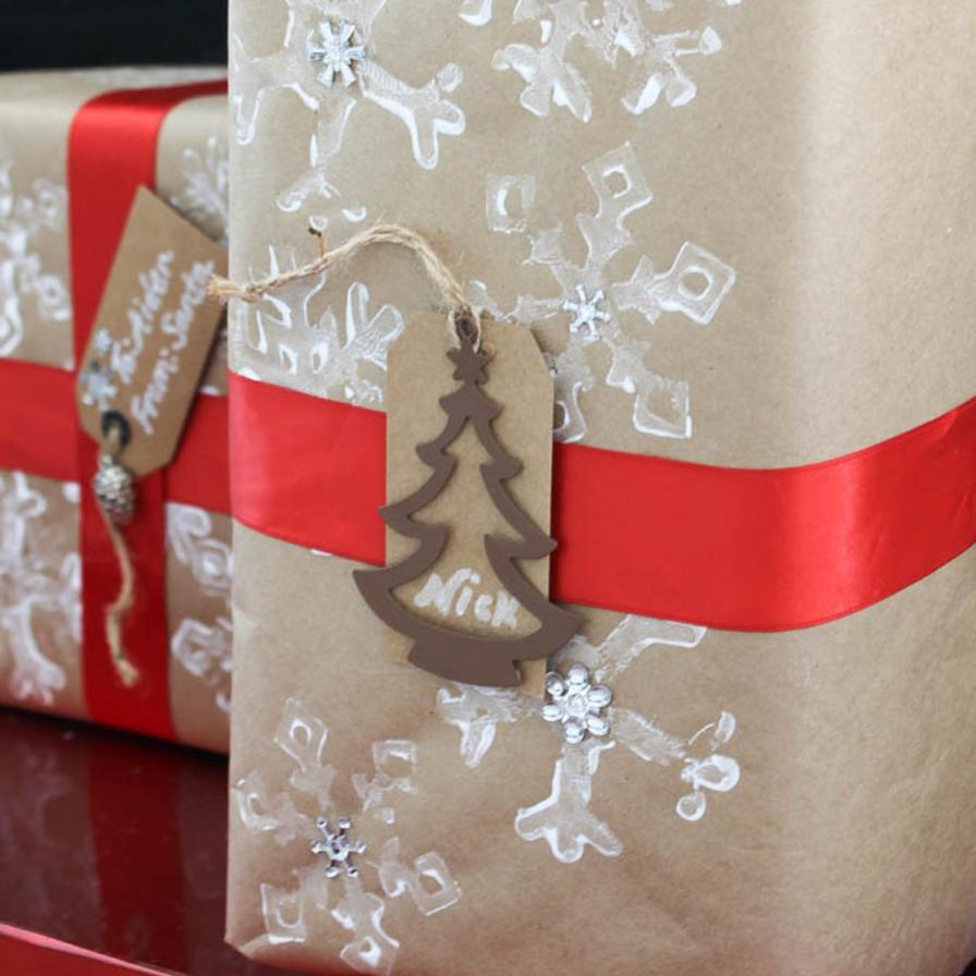 Easy Snowflake DIY Gift Wrap