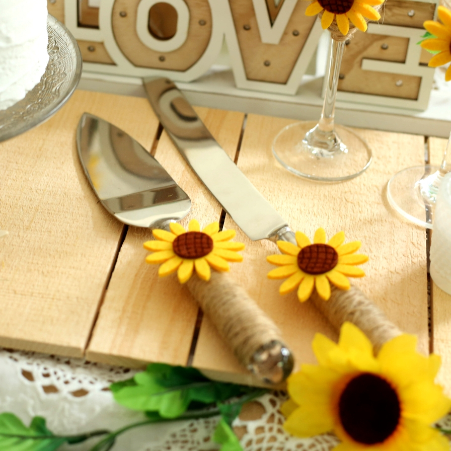 DIY Sunflower and Jute Wrapped Cake Serving Set