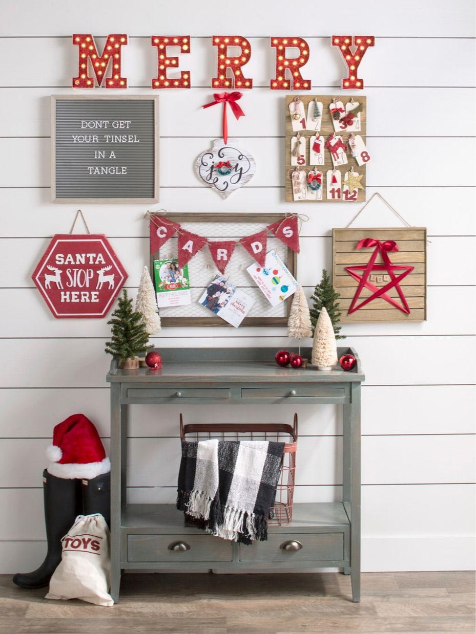DIY Farmhouse Christmas Gallery Wall Décor