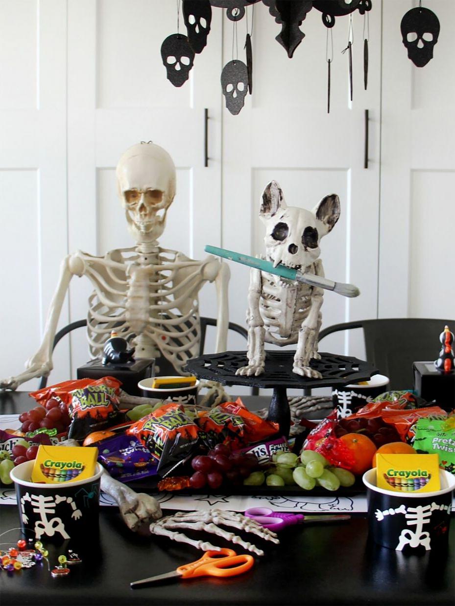 75+ Frighteningly Fun Skeleton Decoration Ideas