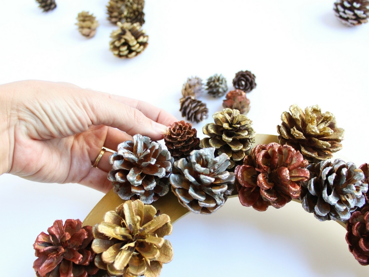 DIY Metallic Pinecone & Acorn Wreath | Fun365