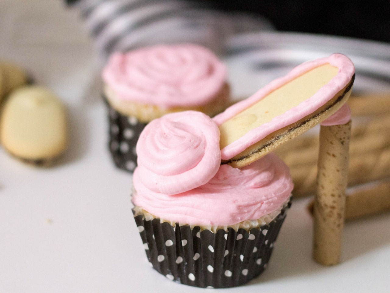 Cupcakes with high heel stiletto fondant shoes on vintage pink wood  background, on cake stands Stock Photo - Alamy