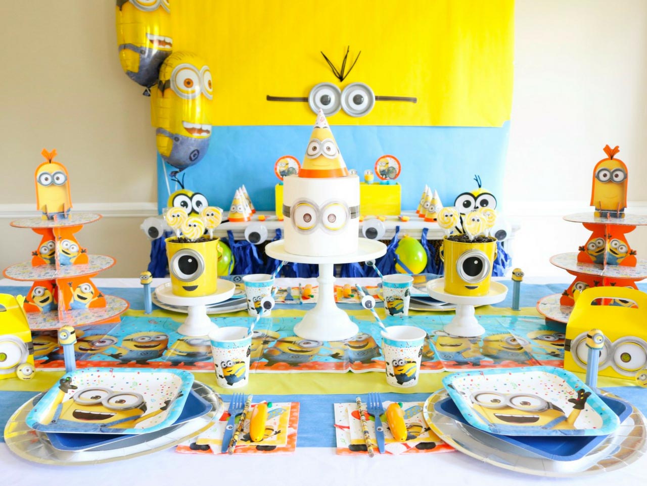 DIY Minion Backdrop and Dessert Table | Fun365