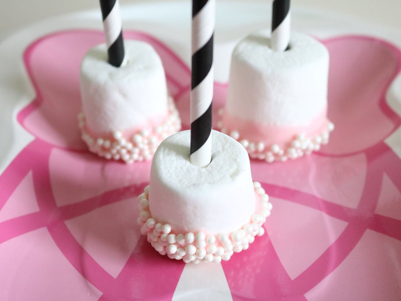 Minnie cake pops | Minnie mouse cake pops, Minnie mouse birthday cakes, Minnie  mouse cake