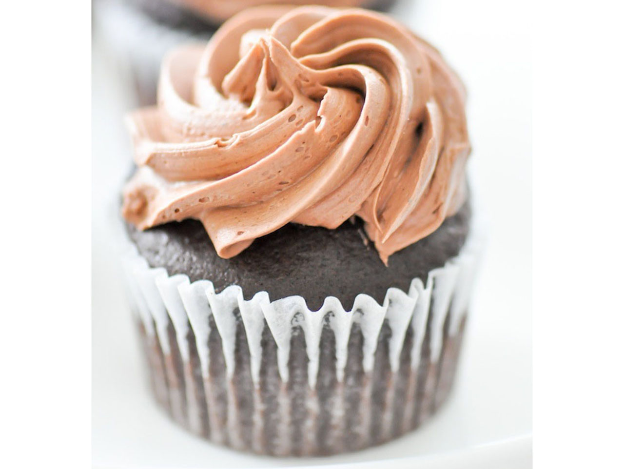 https://cl-drupal.orientaltrading.com/sites/default/files/steps/wide/desktop/2x/rocky-road-cupcake-recipe-step7.jpg