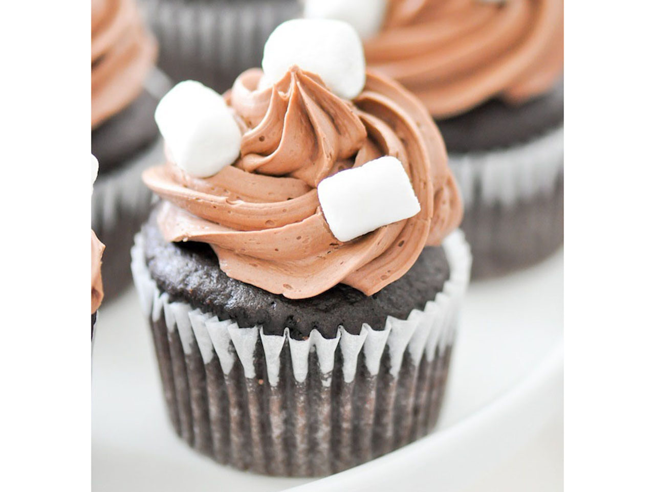 https://cl-drupal.orientaltrading.com/sites/default/files/steps/wide/desktop/2x/rocky-road-cupcake-recipe-step8.jpg