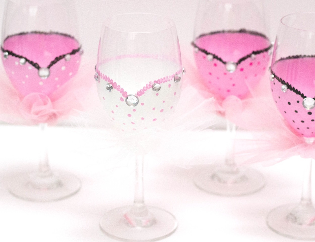 decorated wine glasses for bridesmaids